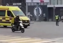 Курьер по доставке еды в составе президентского кортежа попал на видео в Шымкенте