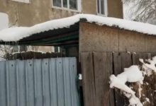 Водопроводную аварию не могут устранить в Карагандинской области из-за забора и беседки