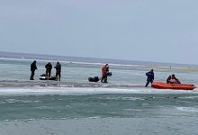 12 рыбаков на льдине унесло от берега на Капшагае (ВИДЕО)