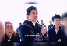 Джеки Чан в чапане подпевал песне на казахском языке