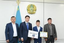 Мальчика, спасшего трехлетнего малыша, наградили в Туркестанской области