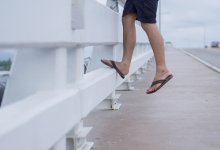 Прохожие спасли мужчину, спрыгнувшего с моста в Шымкенте