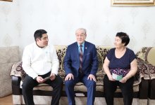 "От двери к двери": кандидат в депутаты встретился с ветераном здравоохранения