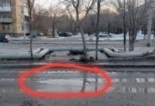 Яму на автодороге, ставшую причиной многих аварий, заложили брусчаткой в Темиртау