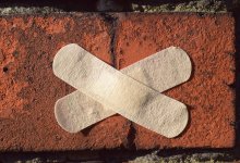 Может упасть на голову — кирпичная кладка отходит от пятиэтажного дома в Уральске