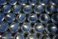 Два грузчика выпили 164 банки чужого пива во время работы в магазине