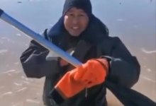 В ледяной воде в резине: спасатель из Актобе восхитил Казнет (ВИДЕО)