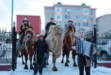Талдыкорганцы приехали к избирательному участку на верблюдах