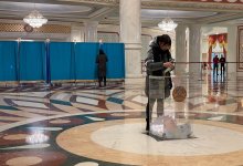 Двое человек зашли в одну кабину для голосования в Алматы