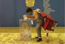 В образе "диванного критика" проголосовал на выборах мужчина в Астане
