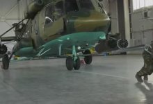 Казахстанский полицейский вручную передвинул боевой вертолет на 15 метров