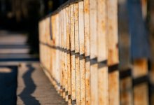 Ничего не сказала и заплакала: гвардейцы отговорили  женщину от суицида в Шымкенте