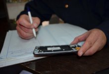 Парень притворился полицейским, чтобы украсть мобильник у школьника в Актобе