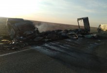 Фура сгорела дотла после столкновения с другой на трассе в Актюбинской области