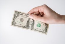 Курс доллара обвалился на торгах в Казахстане