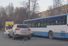 Тройное ДТП с автобусом произошло в Усть-Каменогорске (ВИДЕО)