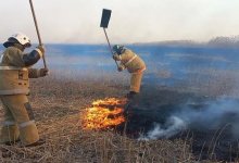 Вторые сутки тушат гектары горящего камыша в Атырау