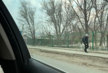 В противогазе ходил по улицам житель Атырау из-за накрывшего город смога