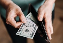 Доллар немного подрос на торгах в Казахстане