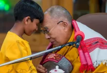 Далай-лама принес извинения за просьбу к мальчику "сосать язык"