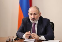 Женщина кинула зонт в премьер-министра Армении