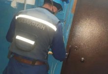 Спасатели вскрыли дверь квартиры, поскольку дети не реагировали на стуки в Экибастузе