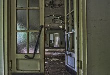 Стены школы рушатся, но чиновники настаивают на ее безопасности в Актюбинской области