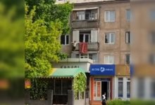Ребенок прогулялся по карнизу балкона многоэтажки в Шымкенте (ВИДЕО)