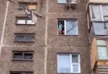 Маленьких детей спасли от падения из открытого окна в Темиртау (ВИДЕО)