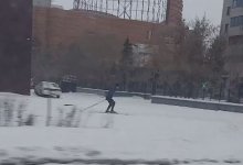 Лыжник прокатился по столице Казахстана в середине апреля (ВИДЕО)