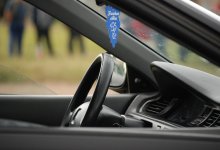 Полиция наказала 20-летнего водителя в Караганде: он забрался на крышу авто на ходу (ВИДЕО)