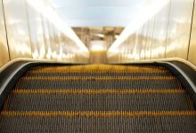 Мужчина в неадекватном состоянии спустил другого с эскалатора в торговом доме в Караганде (ВИДЕО)