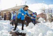 Жители Астаны взялись расчищать дворы пенсионеров и ветеранов