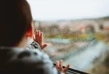 Малыша после падения с четвертого этажа спасли врачи в Балхаше