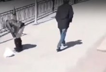 Предлагает пошлости детям: мужчина снимал штаны посреди улицы в Караганде (ВИДЕО)