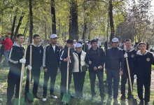 Солист группы "Музарт" принял участие в субботнике в Алматы