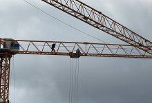 Мужчина забрался на башенный кран и грозится себя поджечь в Астане (ВИДЕО)