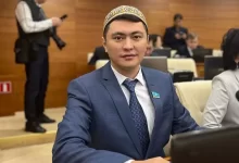 "Депутат в тюбетейке" Даулет Мукаев озвучил свою зарплату в Мажилисе