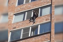 Женщина хотела спрыгнуть с девятого этажа в Усть-Каменогорске (ВИДЕО)