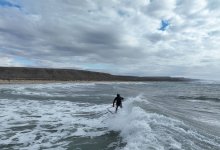 Французский серфер прокатился на волнах Каспийского моря (ВИДЕО)