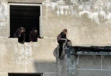 На крыше недостроенного дома играли дети в Павлодаре