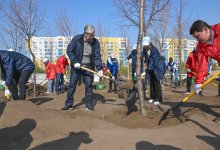 Токаев посадил деревья в ходе городского субботника в Астане