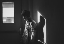 Няня изнасиловала подростка рядом со спящим сыном в США