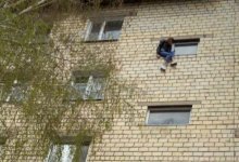 Женщина пыталась выброситься из окна пятого этажа в Шахтинске