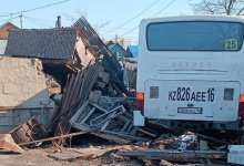 Пьяный водитель на неисправном автобусе врезался в частный дом в ВКО
