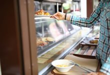 Интриги вокруг школьных обедов: чиновники навязали платный сайт поставщикам еды в школы Астаны