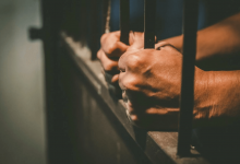 Ролик с избиением осужденного в ВКО прокомментировали в полиции