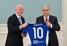 Именную футболку подарил Токаеву президент ФИФА