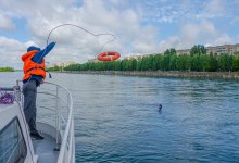 Экипаж речного трамвайчика спас людей из ледяной воды в Усть-Каменогорске