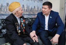 Исполнительный секретарь партии AMANAT навестил и поздравил ветерана войны с праздником